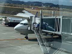 富山空港到着。日本で定期便が飛んでいる空港では唯一河川敷にある富山空港、堤防を引き込んだようなところにターミナルがあります。
富山空港って富山「きときと（富山方言で魚介類などが新鮮という意味らしい）」空港って名前がつけられていますが、突然「きときと」って付いても独りよがりというか、外部の人意味分からず「ギトギト」の同類かと思ってしまいます。
空港についている副タイトル、あまりそれはいいと思うのないにはなぜ？
許せるのはオホーツク紋別空港くらいかな。