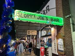 2件目はヘミングウェイが通ったことで知られる有名なバー：スラッピージョーズ。

Sloppy Joe's Bar
201 Duval St, Key West, FL 33040