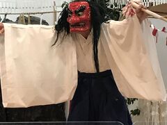 夜。8時より「高千穂神社・神楽殿」にて「夜神楽」を見ました