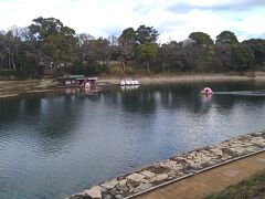 岡山で少し時間があったので、お昼を食べてから岡山城へ。
川の向こうは岡山後楽園。
ボートが桃の形です。

