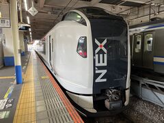 ■大船駅 

大船からは日中毎時1本、特急成田エクスプレスが出ているので、成田エクスプレスに乗って成田空港へ向かいます。

使用車両はE259系。東京までは6両ですが、東京で新宿から来る編成と連結し、12両編成となります。
