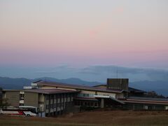 2022．11月5日（土）のホテルは黒川温泉近くの『瀬の本高原ホテル』です。
夜に星空観測があるんです（寒いけど（　＾ω＾）・・・

この写真は、翌朝の夜明けのホテル全景。
神話の世界の感じ？悠久の時を経て，阿蘇が成り立っている。360°の大パノラマ
