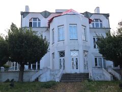 「Výtoň駅」を降りてモルダウ川沿いを3分ほど行くと出てきましたキュビズム建築。
まずはチェコのキュビズム建築を代表する建築家のひとり、「ヨゼフ・ホホル」による「コヴァチョヴィチ邸」(1912-1913)です。「チェコの不動の文化遺産リスト」にも載っている館です。

キュビズム建築とは、20世紀初頭にピカソやブラックが主導した、切子を思わせる幾何学的なデザインが印象的な芸術運動（キュビズム）を、建築に応用したチェコ独自の建築様式です。鋭利な先端・スライス面などの、斜線・斜面・結晶体で構成されたという特徴があります。

なんとなく、｢風と共に去りぬ｣の頃のアメリカ南部の邸宅みたいですが、出窓やガラス枠などなど、全てカクカクしてます。