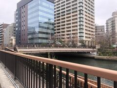 《高橋》全景
「高橋」は、正保年間(1644年-1647年)頃に架けられた橋で、「高橋」の名前の由来は、亀島川の河口近く江戸湊からの船の通行が多いので、橋脚の「高い橋」(太鼓橋)を架けたことによるそうです。明治15年(1882年)鉄製トラス橋に架け替え、大正８年(1919年)に３径間コンクリートアーチ橋に架け替えられましたが、この際約50m上流に移設されています。