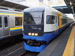 255系の9両編成で入って来た特急新宿さざなみ3号。
新宿駅を9時8分に出発して中央快速線～総武各駅停車線～総武快速線～内房線を経由して、
ここ君津10時31分発。終点館山には11時18分に到着する特急です。
アクアラインの開業と東京駅京葉地下駅着発の不便さで乗客が減って列車本数も激減した特急さざなみですが、グリーン車組み込みの９両編成は、堂々とした往年の特急の風格です。