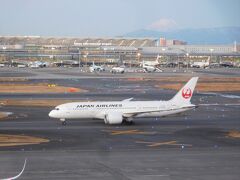 展望デッキへ。
丁度、離陸準備の為に向きを変えた機体と、富士山が重なって見えました。
いい写真が撮れました!!