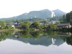 金鱗湖。由布院駅から片道約1.5km。行きは少し上り坂です。