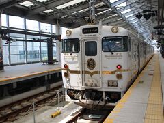 終点の長崎駅に到着。
乗客の多くは下車後に車両の前で思い思いに記念撮影をしていました。