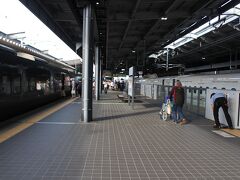 約30分で終点の武雄温泉駅に到着。
同じホームで佐賀・博多方面への特急列車に乗り換えできるので便利です。