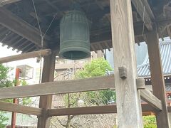 教安寺。

1829年鋳造の梵鐘です。戦中の金属類回収令により供出させられたものの、空襲警報のサイレンの代用品にするため川崎市役所に保管されました。奇跡的に鋳潰されずに済みお寺に戻ってきた奇跡の梵鐘です。