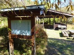 立花茶屋を出て、しばらくすると、一石栃白木改番所跡がありました。
ヒノキ、サワラなどの木曽五木をはじめとする伐採禁止木の出荷を監視していた番所の跡地です。
当時は無断で木曽の木を持ち出すと、「木一本首一つ」といわれるほど 罰則が厳しかったそうです。