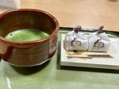 どこも混んでいるし集合時間までお茶でも・・
入口近くの岩戸屋さんで
お抹茶とお菓子2個付いて450円だかそんな感じでめちゃお得でした。
今年は早くに伊勢神宮に参拝出来てよかったです。
皆さまにとってもいい年になりますように。
ありがとうございました。