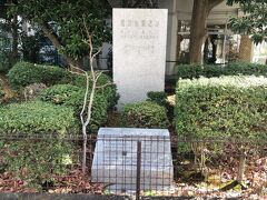 《電信創業之地碑》
明治2年(1869年)9月19日に横浜裁判所と東京築地の運上所内に設けられた「電信機役所」を結ぶ 約32㎞の電信線架設工事が開始され、同明治2年(1869年)12月25日に業務を開始しました。これが, 我が国における公衆電気通信の始まりです。この「電信創業之地碑」は、先駆者の業績を後世に伝えるため、昭和15年(1940年)に建立されたもので、 昭和53年(1978年)に南南東約40メートルの地点から 現在の地へ移設されたものです。ちなみに、「運上所」とは、江戸幕府が、鉄砲洲明石町の一帯を外国人居留地と定め、この地に税関業務等を行う「運上所」を設置し、これが「東京税関」の始まりとなりました。現在は、料亭「治作」に姿を変えています。