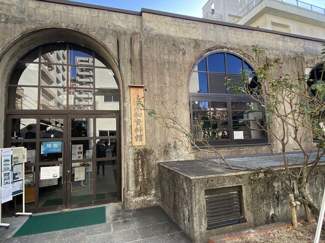 「本川小学校」です。私は昭和初期の建物が好きで行く先々で探すんですが、広島はやはり原爆に関連する建物が多いです。この資料館は現在の小学校の敷地内にあって、門のブザーを押すと担当と方が出てきてくれて開けてくださいます。大きな窓ですが、資料館は小さいです。なぜかと言うと…。