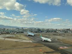 福岡空港の国際線、韓国エアーで渋滞中