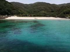 奄美大島の西に飛び出る半島にあるビーチです。奄美の中心地からはかなりの距離があるため、なかなか観光客には生きづらい場所ではあります。
ただ海の綺麗さは格別！これぞ奄美と思える濃いブルーの海が広がっています。