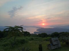 奄美大島の瀬戸内町に宿泊した際、夕日を眺めに行きました。山道をぐんぐんと登っていき１５分ほどで到着。
ちょうどキレイに夕日もみることができ満足の滞在でした。ハブも出るようなので注意しましょう。