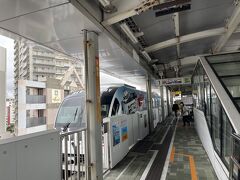 なかなかに混んでいたゆいレールを降りました。