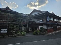 素敵な建物を発見したので、思わず撮影！
竹野屋さんという旅館でした