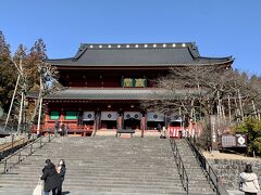 日光山輪王寺の三仏堂（本堂）。堂中には男体山・女峰山・太郎山の三体の巨大な仏像をまじかで見ることができます。現在の建物は江戸初期の再建で日光山内で最大の木造建築。