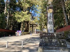 日光山輪王寺をぬけて東照宮に。高さ９ｍの石鳥居は鎌倉・鶴岡八幡宮と京都の八坂神社と合わせて日本三大石鳥居といわれています。