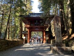 日光東照宮から二荒山神社に向かうと神社の「楼門」がありました。