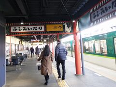 伏見稲荷駅へ。

駅からきつねさんがお出迎え。写真にはないけど、コインロッカーにも狐の絵。