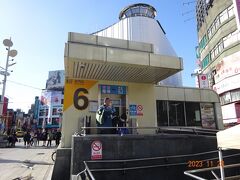 西門駅のエレベーターがある出口を確認。
この駅は、朝も、昼も、夜も、休日も平日も、とにかくいつも混んでいた。