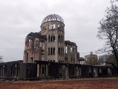 路面電車から見えたときも思ったけど、原爆ドームってすごい市内の中心部にあるんだなと改めて実感。