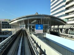 東京臨海新交通臨海線（ゆりかもめ）「市場前」駅の写真。

こちらの駅で下車します。

「市場前」駅の改札口はひとつなので、出て右にある
ペストリアンデッキを歩きます。