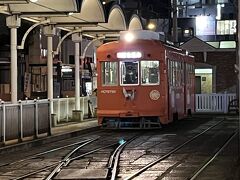 松山市駅まで戻り、市内電車に乗車。
夜のレトロな車両は風情がある