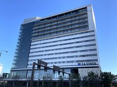 東京・豊洲『Hotel & Spa Resort LA VISTA TOKYO BAY』

2022年7月9日にグランドオープンしたホテル『ラビスタ東京ベイ
（共立リゾート）』の外観の写真。

ブログを作れていないものもありますが、これまでに載せたもの↓

<豊洲のホテル『ラビスタ東京ベイ（共立リゾート）』宿泊記★
「ラビスタツイン（ビューバス付き）」のテラスからは東京タワー＆
東京スカイツリー＆レインボーブリッジが見えます♪お寿司の朝食
『豊洲市場』【寿司大】【寿し処 勢】温泉＆商業施設『千客万来施設』
『チームラボプラネッツ TOKYO 豊洲』の「ウォーターガーデン」で
水に映る桜＆鯉と戯れました>

https://4travel.jp/travelogue/11823419

<2022年4月15日に開業！ホテル『ラビスタ東京ベイ 豊洲
（共立リゾート）』宿泊記 ① チェックインは大行列！受付整理券配布
【クラブラウンジ】のフード＆アルコール【カフェ オアシス】
レストラン【春夏秋冬 季の庭（ときのにわ）】【SACHI 幸】
写真撮影＆動画撮影は注意！『メブクス豊洲』複合開発街区
『ミチノテラス豊洲』>

https://4travel.jp/travelogue/11754016

<『ラビスタ東京ベイ 豊洲』宿泊記 ② 最上階のコーナーにあり
最も広いお薦めの眺望！「ラビスタフォース」のテラスからは
東京タワー＆お台場のレインボーブリッジビュー>

https://4travel.jp/travelogue/11754751

<『ラビスタ東京ベイ 豊洲』宿泊記 ③ サ活♪眺望抜群！天然温泉
大浴場【蒼海の湯】露天風呂★湯上がりラウンジでアイス♪
有料のプール【GEKKO（月光）】＆ジャグジー＆【ジム】
スカイバー【BARREL Ⅲ（バレルスリー）】>

https://4travel.jp/travelogue/11755514

<『ラビスタ東京ベイ』宿泊記 ④ レストラン【SACHI 幸（サチ）】
無料の夜鳴きそばにはトッピング全部のせ♪朝食ブッフェで海鮮丼＆
2種類イクラ丼「お散歩ドリンク」コーナー★天然温泉『泉天空の湯』>

https://4travel.jp/travelogue/11756755

<東京・豊洲『ラビスタ東京ベイ（共立リゾート）』ブログ ①
2022年7月9日のグランドオープン後に【クラブラウンジ】が値上げ
お菓子バイキング「江戸お菓子横丁」夜鳴きそば「お散歩ドリンク」>

https://4travel.jp/travelogue/11777159

<豊洲『ラビスタ東京ベイ』ブログ ② レインボーブリッジビューの
ラビスタフォースのバルコニーからは東京タワー★朝食のイクラ丼＆
海鮮丼★大浴場＆プール★バーのメニュー>

https://4travel.jp/travelogue/11778339
