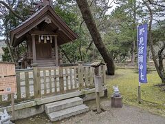 こちらは、参道の左側にある野見宿禰神社です。
相撲の神様ということでした。
目の前には大きな土俵がありました。