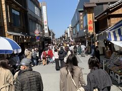 おかげ横丁へでたら、すごい人混みでした。ちょうどお昼を過ぎたあたりなのでお店はドコモ行列が出来ていて、立ち食いの人もいたくらいです。