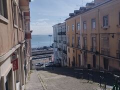 長い急坂を下って、サンタ・アポロニア（Santa Apolonia）駅へ行きます。テージョ川が良く見えます。