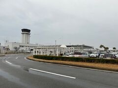 お店から徒歩で宇部空港に向かいます。
羽田空港に続いて、2つ目の徒歩での空港到着。
たった５分で着いたわｗ

あんなに推していたEVAの姿はほぼ無くなっていた。
なんでーーーー！ずっと推していれば良いじゃない！
観光の目玉にすれば良いのに何故期間限定なんだろうか。