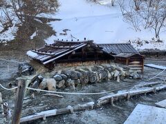 奥日光の湯本温泉源泉。小さな源泉小屋が並んで木道を通って周囲の様子が見られます。シーズンオフのせいかほとんど人の姿は見られず予定していた「あんよの湯」も営業していなくて、「湯滝」への道も閉鎖されていて予定していた観光ができなかったです。