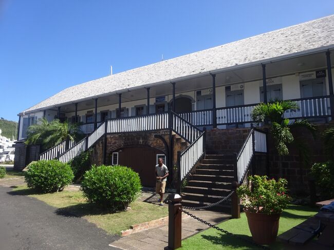 Officers　Quarters（海軍将校宿舎）１８１０年に造られた。２Fに２部屋続きの部屋がある。