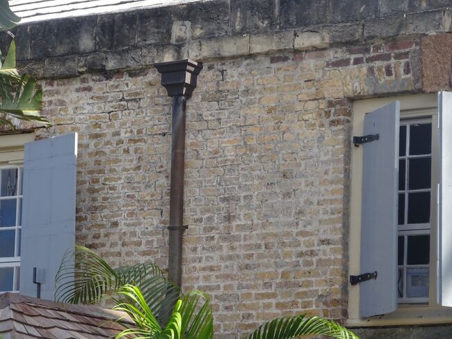 Copper　And　Lumber　Store(今はRとお店）１Fに船舶修理の銅板と木材が置かれ　２Fに船員たちがハンモックで寝れるスペースがあった。ジョージア様式の建物で英国からの黄色い煉瓦で建てられ、壁の厚さは９０ｃｍ以上であった。）