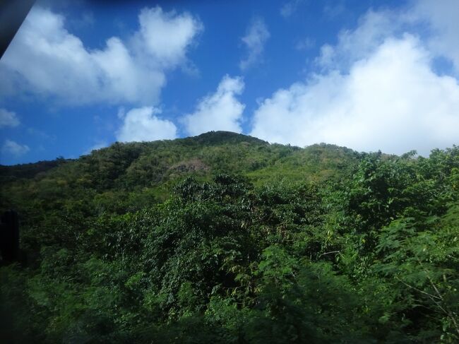島の南西部のフィグ・ツリー・ドライブより見る山々