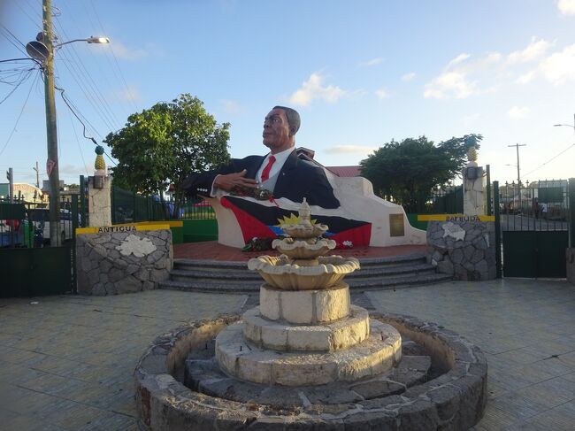 V C　Bird　Monument（巨大な初代首相の像）２００２年に建てられた。