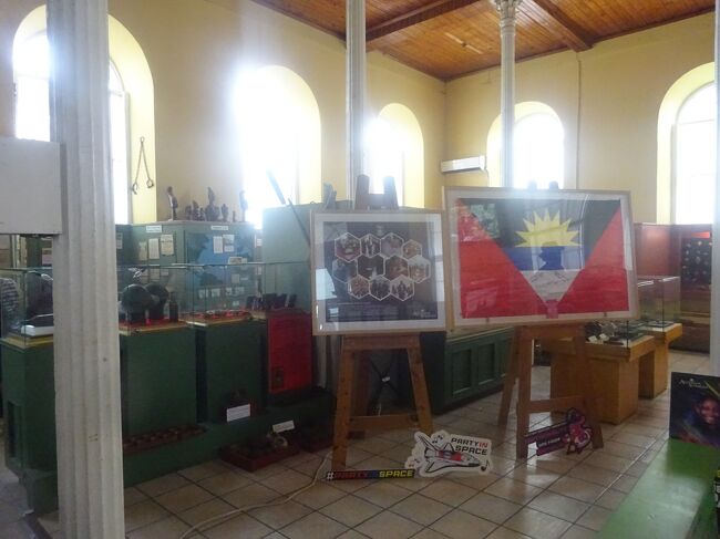 展示室（全体）アラワク族やインディヘナの家の複製　３４０年前から今までの歴史　民芸品などが展示されています。