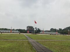 ホーチミン廟に行ったが開場時間に間に合わなかったので入れなかった。
次の日の月曜日は休みなので結局訪問できなかったorz