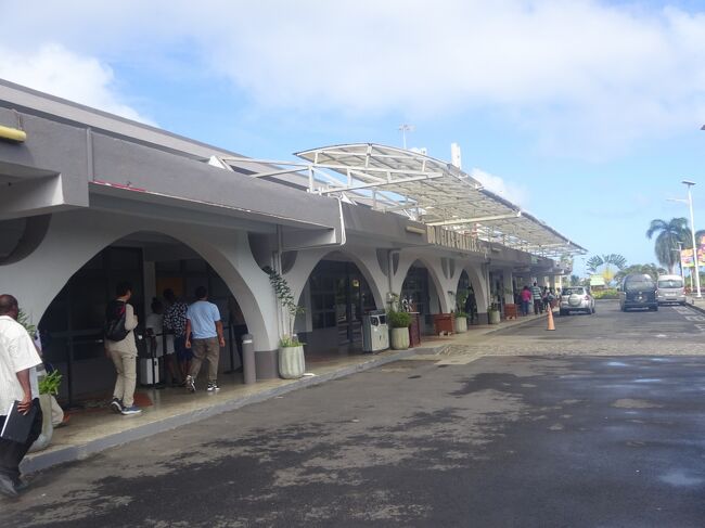 ドニミカ国の空港（入国が終わり、外に出ます。）<br />（車で近くのRに行きます。）