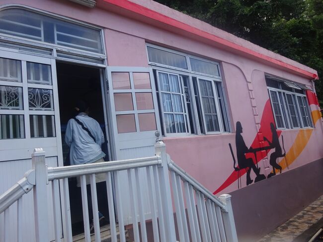 車で昼食のRに向かいます。<br />R「La　Petite　Bistro」