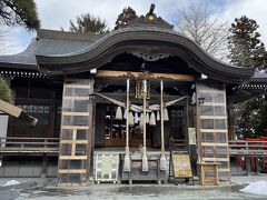 湯の川電停のすぐ近くに、湯倉神社があります。傷ついた熊が湯に浸かって傷を癒していたとか。