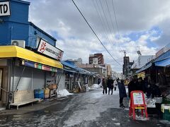 函館駅に着いて朝市を歩いてみました。12時前だったので人は多くなかったです。