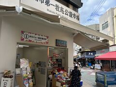 旅行最終日。
お土産を買うべく、朝一で公設市場へ。