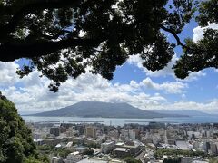 絶景その１は城山展望台から眺める桜島と錦江湾の眺めです。

ちょうど真正面に桜島が見えます。

雲がかかっていましたが、それもまたよし、ですね。