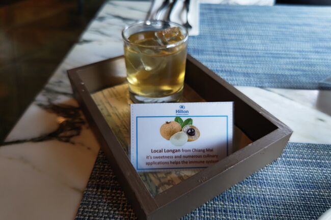 ４年ぶりに再会したヒルトンのスタッフのお友達と再会、喜びの抱擁のあと、お飲み物のプレゼントをいただきました。<br />ありがとぉ～！<br />お礼に、この後、日本から持ってきたお菓子で未開封のものを差し入れました。